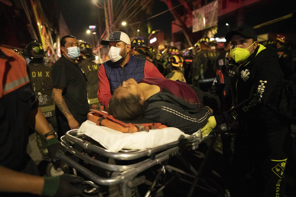 Lực lượng cứu hộ chuyển nạn nhân bị thương trong vụ sập đường sắt trên cao tại Mexico City, Mexico ngày 3/5/2021. (Ảnh: THX/TTXVN)