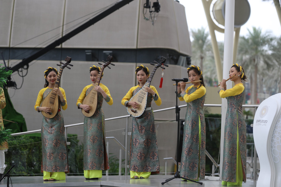 Nhà hát Ca múa nhạc Việt Nam biểu diễn nghệ thuật tại EXPO 2020 Dubai. (Ảnh: TTXVN phát)