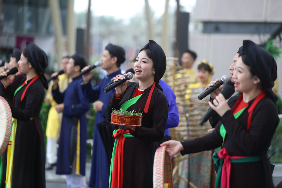 Biểu diễn dân ca quan họ Bắc Ninh tại tại EXPO 2020 Dubai. (Ảnh: TTXVN phát)
