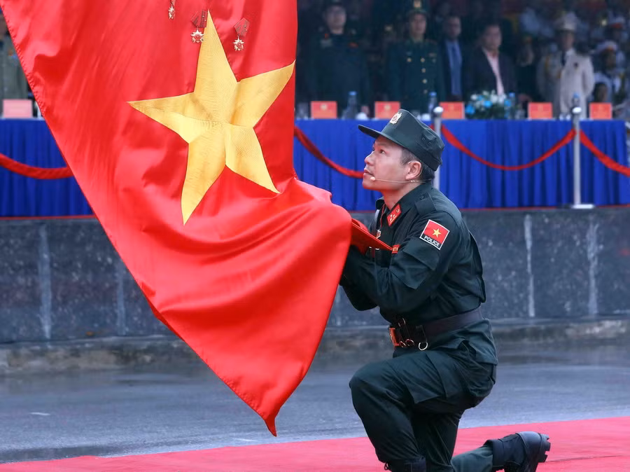 Thượng tá Nguyễn Văn Nam, Chỉ huy trưởng Đơn vị Cảnh sát Gìn giữ Hoà bình số 1 thực hiện nghi thức tuyên thệ nhận nhiệm vụ. (Ảnh: Phạm Kiên/TTXVN)