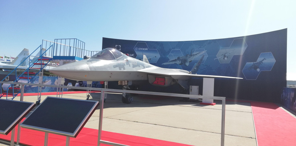 Máy bay tiêm kích tàng hình thế hệ thứ năm Su-57 của Nga tại khu trưng bày. (Ảnh: Duy Trinh/TTXVN)