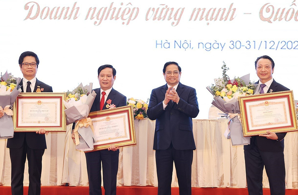Thủ tướng Phạm Minh trao Huân chương Lao động hạng Nhất và Nhì và Bằng khen cho các cá nhân có thành tích xuất sắc. (Ảnh: Dương Giang/TTXVN)