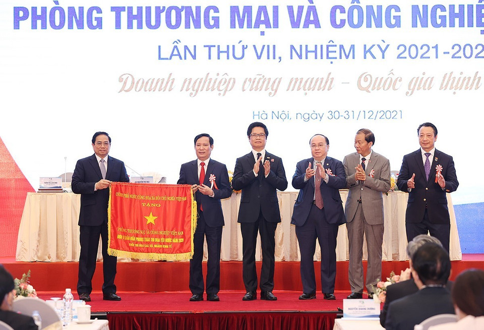 Thủ tướng Phạm Minh trao Cờ thi đua của Chính phủ tặng VCCI. (Ảnh: Dương Giang/TTXVN)
