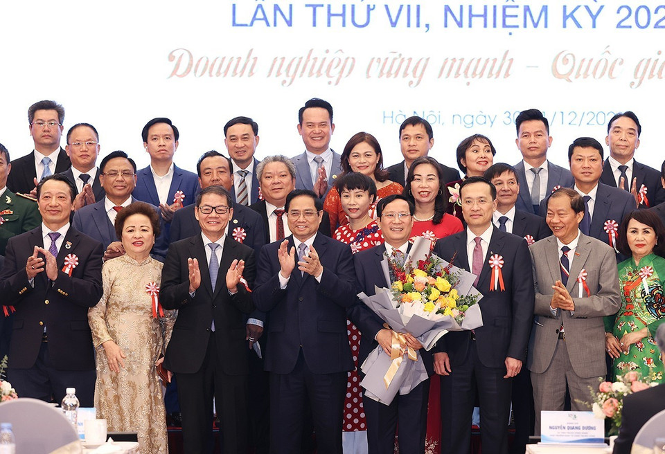 Thủ tướng Phạm Minh với Ban Chấp hành VCCI nhiệm kỳ 2021-2026. (Ảnh: Dương Giang/TTXVN)