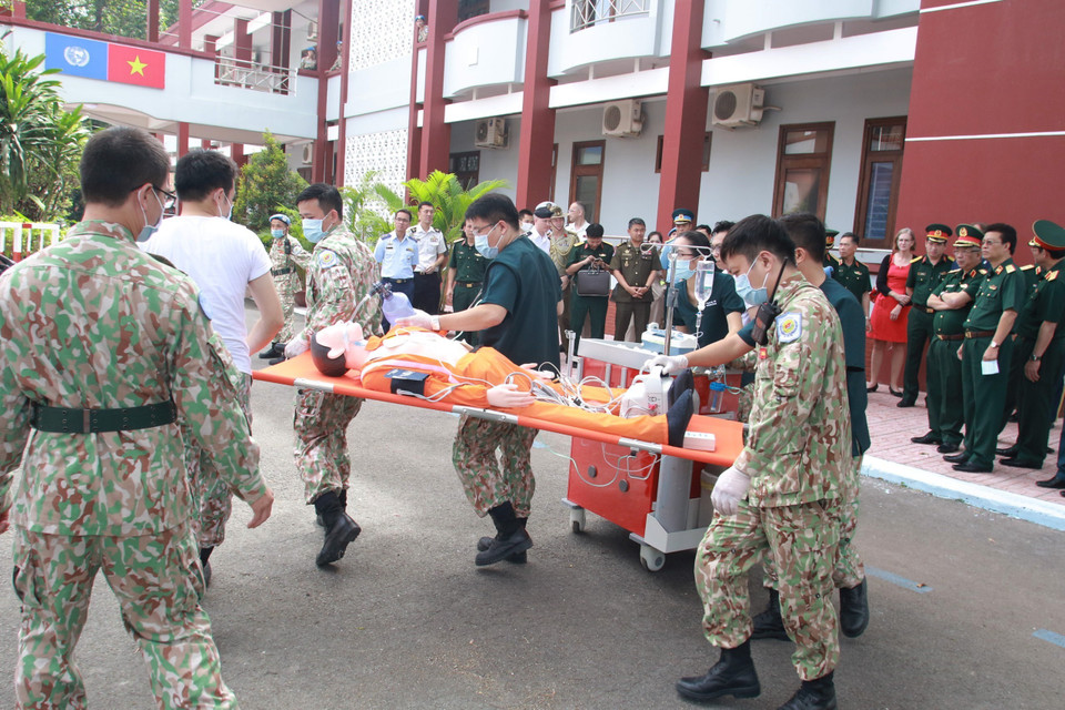 Cán bộ, chiến sĩ Bệnh viện Dã chiến cấp 2 số 3 huấn luyện kỹ năng sơ cấp cứu ban đầu, vận chuyển người bị thương. (Ảnh: Đinh Hằng/TTXVN)