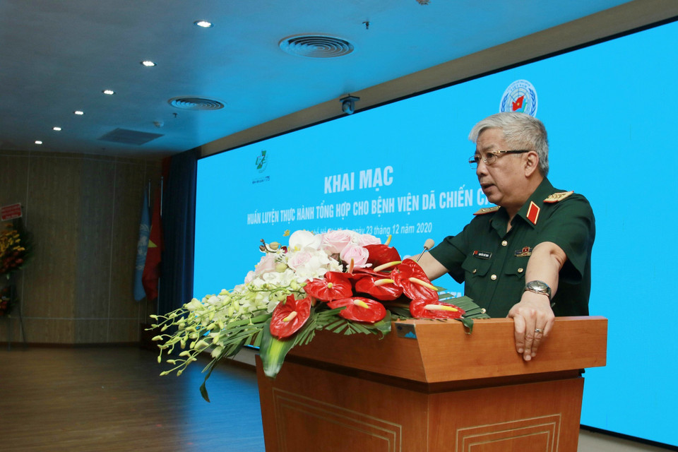 Thượng tướng Nguyễn Chí Vịnh, Thứ trưởng Bộ Quốc phòng phát biểu trong Lễ khai mạc đợt huấn luyện. (Ảnh: Đinh Hằng/TTXVN)