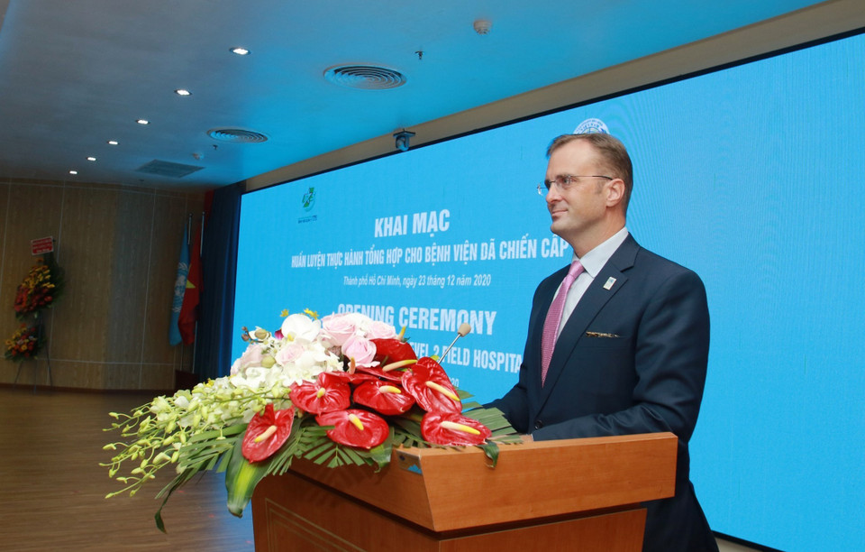 Ông Mark Brown, Trưởng Văn phòng Tổ chức di cư quốc tế, Điều phối viên an ninh khu vực của Liên hợp quốc tại Việt Nam phát biểu tại lễ khai mạc đợt huấn luyện. (Ảnh: Đinh Hằng/TTXVN)