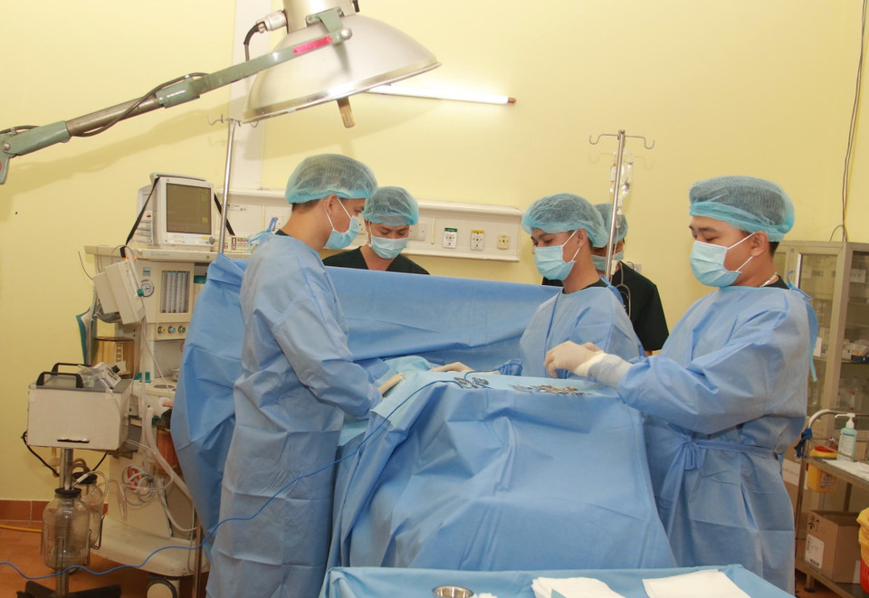 Cán bộ, chiến sỹ Bệnh viện Dã chiến cấp 2 số 3 huấn luyện kỹ năng phẫu thuật. (Ảnh: Đinh Hằng/TTXVN)