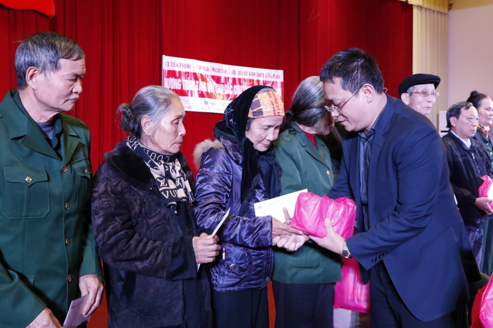 Trao tặng 40 phần quà Tết cho cựu thanh niên xung phong khó khăn của tỉnh Yên Bái. Ảnh: (Đinh Thùy/TTXVN)