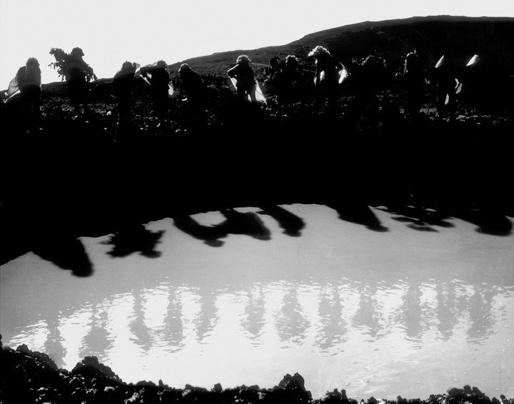 Tiểu đội 10 cô gái Ngã ba Đồng Lộc (Hà Tĩnh) trong kháng chiến chống Mỹ, cứu nước. (Ảnh: Văn Sắc/TTXVN)