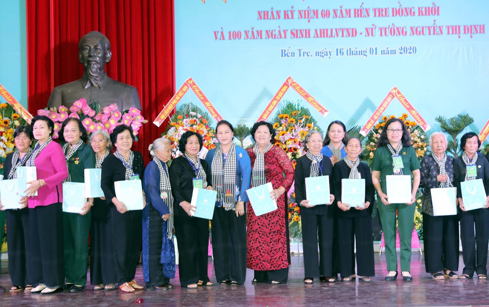 Chiều 16/1/2020, tại Bến Tre, Chủ tịch Quốc hội Nguyễn Thị Kim Ngân dự họp mặt "Đội quân tóc dài" nhân kỷ niệm 60 năm phong trào Bến Tre và 100 năm Ngày sinh Anh hùng Lực lượng vũ trang-Nữ tướng Nguyễn Thị Định. (Ảnh: Trọng Đức/TTXVN)