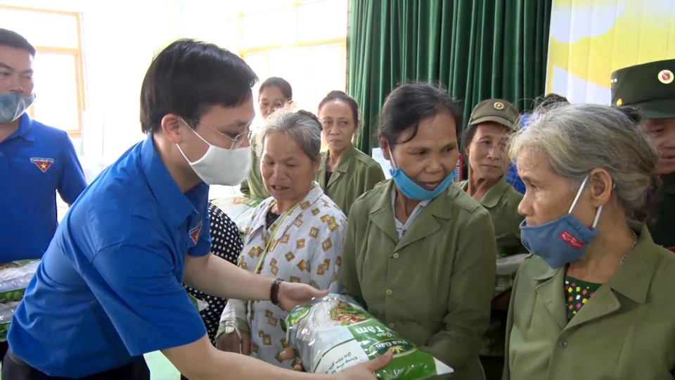 Trong 2 ngày 7- 8/5/2020, Tỉnh đoàn Thanh Hóa phối hợp Bảo hiểm Bưu điện tổ chức Chương trình tặng gạo miễn phí cho 248 đối tượng là học sinh và cựu thanh niên xung phong trên địa bàn huyện Cẩm Thủy có hoàn cảnh khó khăn, bị ảnh hưởng bởi đại dịch COVID-19. (Ảnh: TTXVN phát)