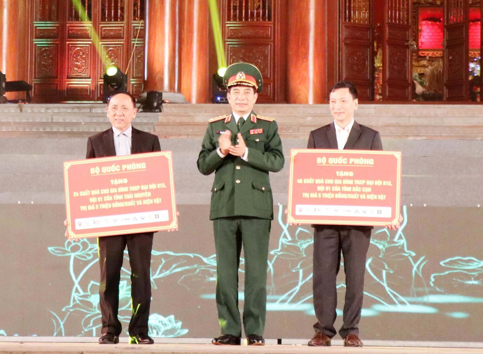 Lãnh đạo Bộ Quốc phòng trao quà cho đại diện các gia đình cựu thanh niên xung phong Đại đội 915 của tỉnh Thái Nguyên và Bắc Kạn, ngày 24/12/2019, tại Khu di tích lịch sử Thanh niên xung phong Đại đội 915, thành phố Thái Nguyên. (Ảnh: Hoàng Nguyên/TTXVN)