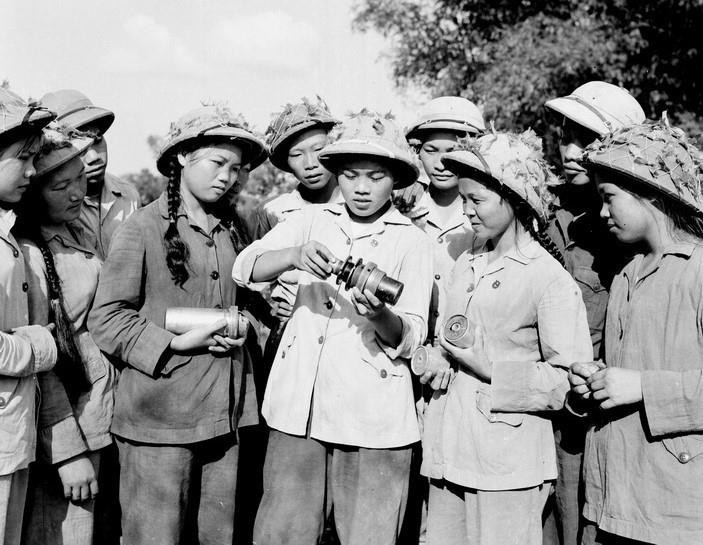 Đội viên tổ công binh Đại đội 912 thanh niên xung phong tỉnh Bắc Thái luyện thao tác hệ thống kíp bom điện (năm 1966). (Ảnh: Trần Phác/TTXVN)