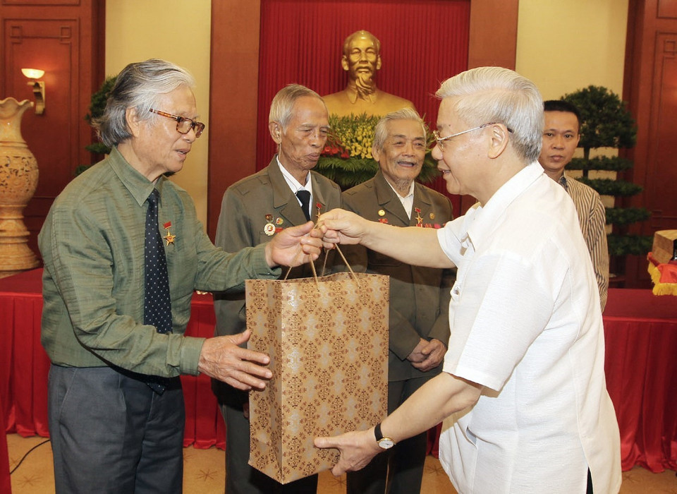 Tổng Bí thư Nguyễn Phú Trọng tặng quà cho đồng chí Nguyễn Tiến Thụ, cựu thanh niên xung phong được phong tặng Danh hiệu Anh hùng lực lượng vũ trang nhân dân, tại buổi gặp mặt thân mật các đại biểu cựu thanh niên xung phong, Đoàn Chủ tịch Hội Cựu thanh niên xung phong Việt Nam, ngày 26/8/2014. (Ảnh: Trí Dũng/TTXVN)