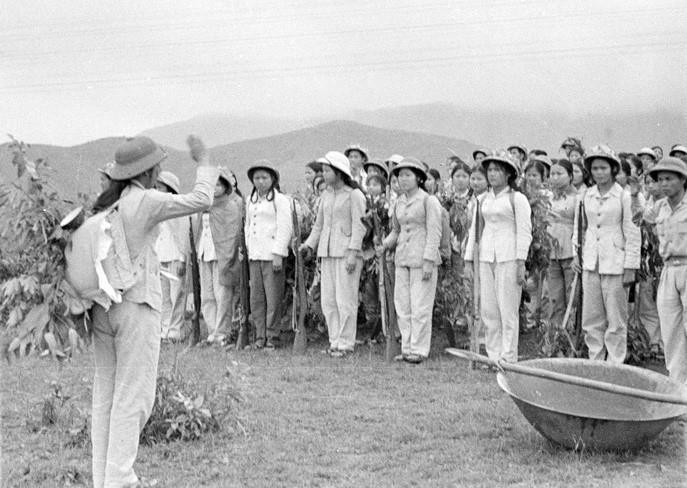 Thanh niên xung phong hăng hái quyết tâm hoàn thành nhiệm vụ. (Ảnh: TTXVN)