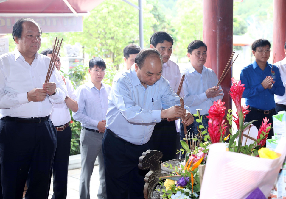 Sáng 20/7/2018, Thủ tướng Nguyễn Xuân Phúc đến dâng hương, hoa tại Khu mộ 13 Anh hùng liệt sỹ-Thanh niên xung phong tại Khu Di tích lịch sử Quốc gia Truông Bồn, tỉnh Nghệ An. (Ảnh: Thống Nhất/TTXVN)