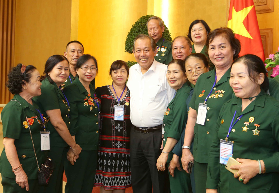 Chiều 17/7/2019, tại Hà Nội, Phó Thủ tướng thường trực Chính phủ Trương Hòa Bình tiếp Đoàn Ban liên lạc cựu các bộ, chiến sỹ thanh niên xung phong Ban Giao vận Quảng Đà. (Ảnh: Doãn Tấn/TTXVN)