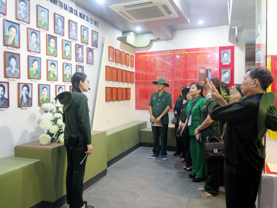 Đoàn đại biểu Trung ương Hội cựu Thanh niên xung phong Việt Nam đến dâng hương, thăm Khu tưởng niệm 60 liệt sỹ thanh niên xung phong Đại đội 915, đội 91 Bắc Thái, tại thành phố Thái Nguyên, sáng 8/7/2020. (Ảnh: Trần Trang/TTXVN)