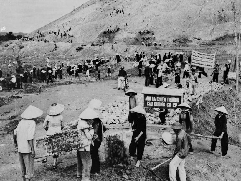 Trên tuyến đường Trường Sơn trong kháng chiến chống Mỹ, cứu nước, lực lượng thanh niên xung phong luôn có mặt ở những điểm nóng, dũng cảm quên mình lao động để đảm bảo con đường thông suốt. (Ảnh: TTXVN)