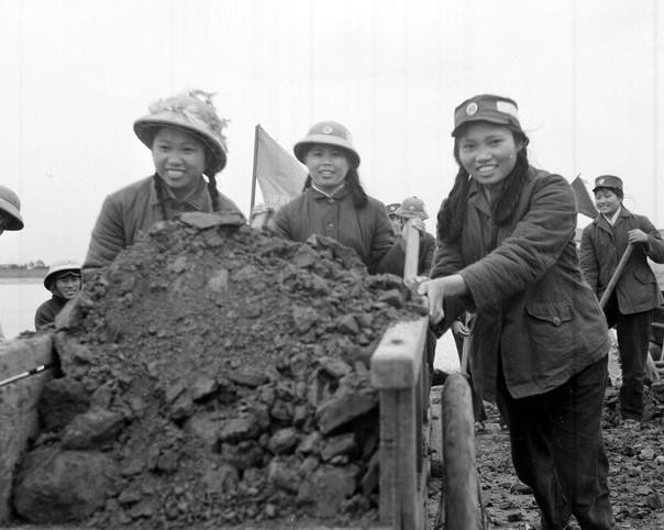 Thanh niên xung phong đơn vị quyết thắng Yên vực (Hoàng Long, Hoằng Hóa, Thanh Hóa) dũng cảm trong sản xuất và chiến đấu, xung phong gương mẫu trong mọi công tác, được công nhận là "Đoàn viên 4 tốt," "Dân quân 2 giỏi" (9/1967). (Ảnh: Hữu Thứ/TTXVN)