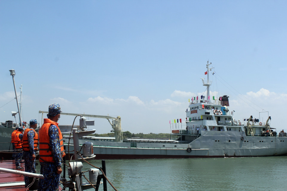 Tàu Trường Sa 19 đưa Đoàn công tác bầu cử sớm trên biển rời bến trưa ngày 4/5 tại cảng Lữ đoàn 171 Hải quân. (Ảnh: Đoàn Mạnh Dương/TTXVN)