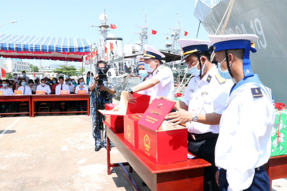 Kiểm tra thùng phiếu an toàn trước khi niêm phong. (Ảnh: Đoàn Mạnh Dương/TTXVN)