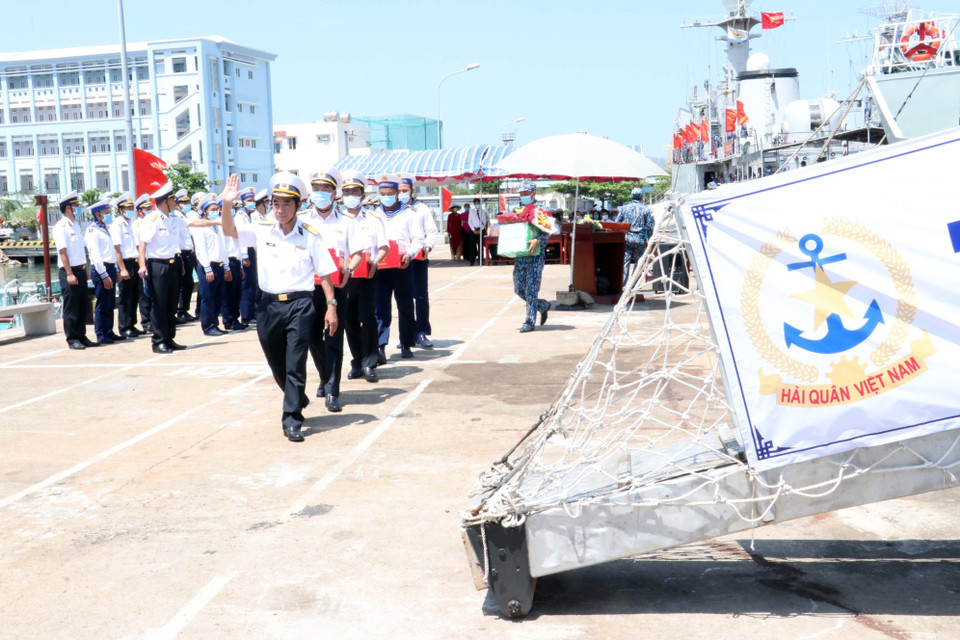 Đưa các hòm phiếu lên tàu thực hiện công tác bầu cử sớm trên biển. (Ảnh: Đoàn Mạnh Dương/TTXVN)