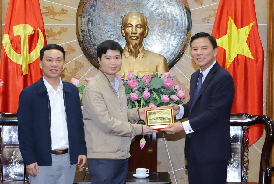 Lãnh đạo tỉnh Thanh Hóa trao quà lưu niệm cho ông Trịnh Duy Hưng nhận nhiệm vụ Trưởng Cơ quan Thường trú Thông tấn xã Việt Nam tại tỉnh Nghệ An. (Ảnh: Nguyễn Nam/TTXVN)