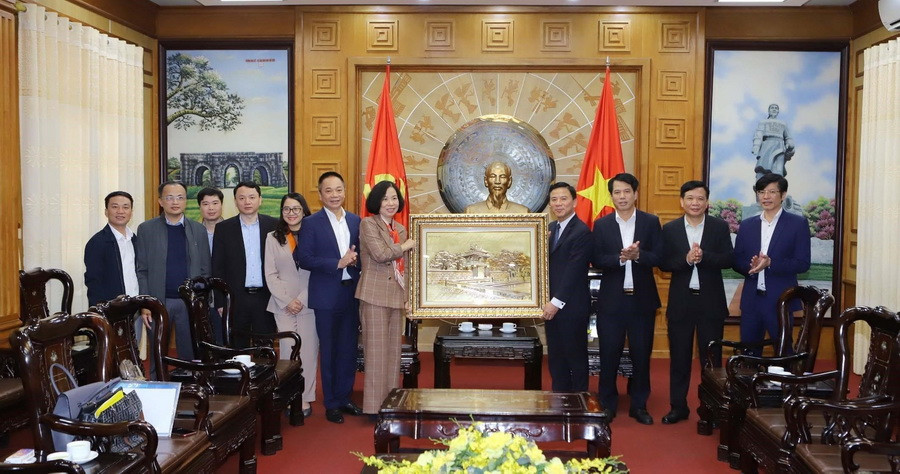 Tổng Giám đốc Thông tấn xã Việt Nam Vũ Việt Trang tặng quà lưu niệm cho lãnh đạo tỉnh Thanh Hóa. (Ảnh: Nguyễn Nam/TTXVN)