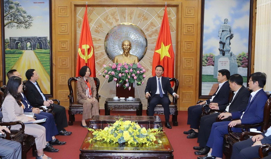 Tổng Giám đốc TTXVN Vũ Việt Trang làm việc với lãnh đạo tỉnh Thanh Hóa. (Ảnh: Nguyễn Nam/TTXVN)