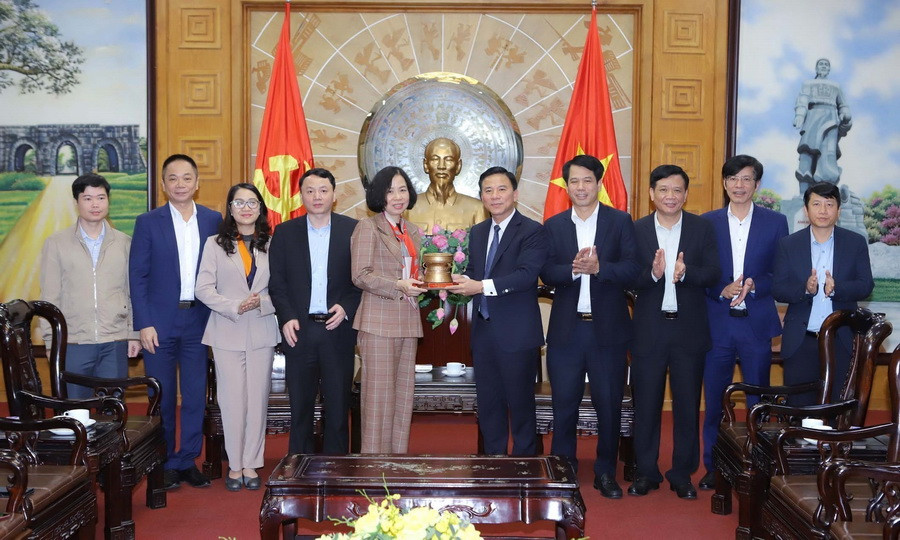 Bí thư Tỉnh ủy Thanh Hóa Đỗ Trọng Hưng trao tặng phẩm lưu niệm cho Tổng Giám đốc TTXVN Vũ Việt Trang. (Ảnh: Nguyễn Nam/TTXVN)