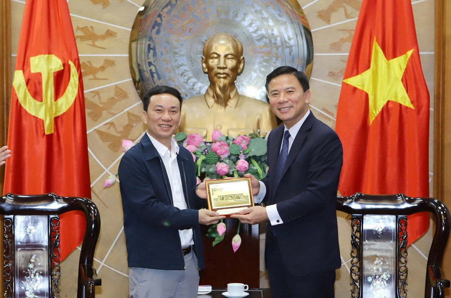 Lãnh đạo tỉnh Thanh Hóa trao quà lưu niệm cho ông Trần Văn Hoàng nhận nhiệm vụ Trưởng Cơ quan Thường trú Thông tấn xã Việt Nam tại tỉnh Thanh Hóa. (Ảnh: Nguyễn Nam/TTXVN)