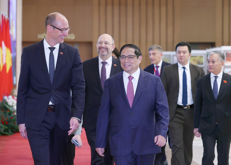 Thủ tướng Phạm Minh Chính tiếp Chủ tịch Hạ viện Thụy Sĩ Martin Candinas. (Ảnh: Dương Giang/TTXVN)