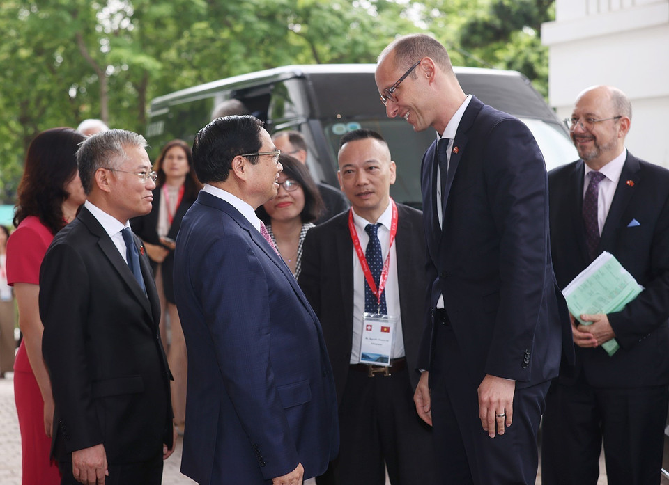 Thủ tướng Phạm Minh Chính tiếp Chủ tịch Hạ viện Thụy Sĩ Martin Candinas. (Ảnh: Dương Giang/TTXVN)