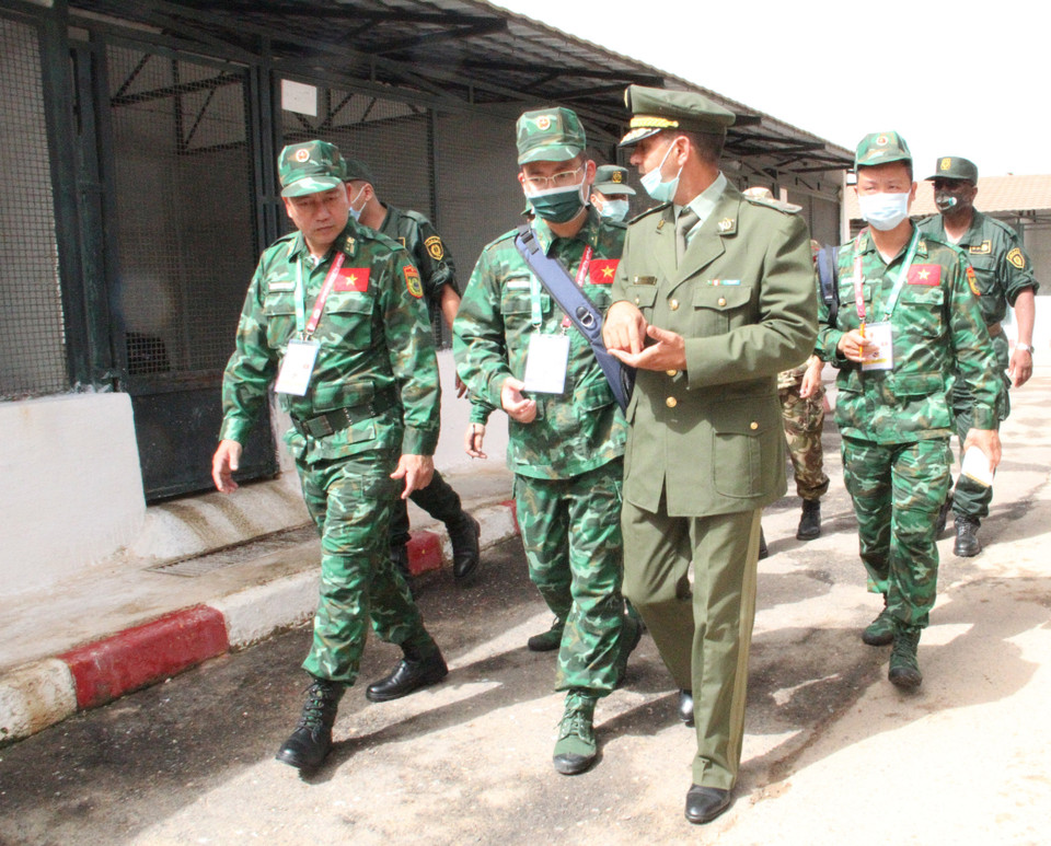 Đoàn Army Games Việt Nam 2021 tham quan Trung tâm Chó nghiệp vụ tại Trung tâm đào tạo và nhân giống Chó nghiệp vụ Baïnem. (Ảnh: Tấn Đạt/TTXVN)