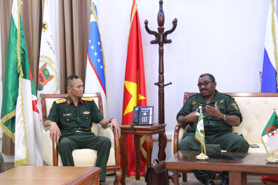Đại tá Youcef Said (phải), Giám đốc các Trường Đào tạo thuộc Hiến binh Quốc gia Algeria, trao đổi cùng Tùy viên Quốc phòng Việt Nam tại Algeria trong cuộc gặp. (Ảnh: Tấn Đạt/TTXVN)