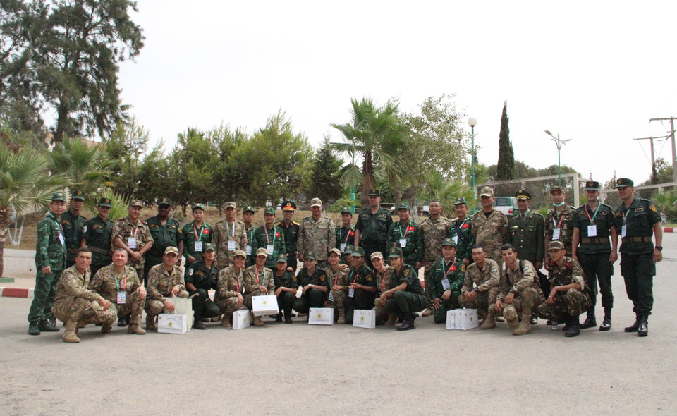 Chụp hình lưu niệm giữa 2 đội tuyển Army Games Việt Nam và Uzbekistan (đoàn phối hợp tham gia sự kiện) cùng với đại diện Trung tâm đào tạo và nhân giống Chó nghiệp vụ Baïnem. (Ảnh: Tấn Đạt/TTXVN)