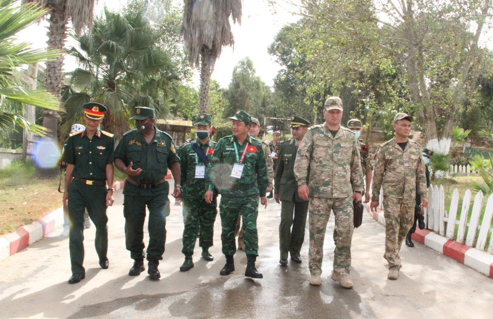 Đoàn Army Games Việt Nam và Uzbekistan 2021 (đoàn phối hợp tham gia sự kiện) thăm và làm việc tại Trung tâm đào tạo và nhân giống Chó nghiệp vụ Baïnem. (Ảnh: Tấn Đạt/TTXVN)