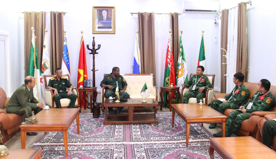 Toàn cảnh buổi tọa đàm giữa đoàn Army Games Việt Nam 2021 với lãnh đạo Trung tâm đào tạo và nhân giống Chó nghiệp vụ Baïnem. (Ảnh: Tấn Đạt/TTXVN)