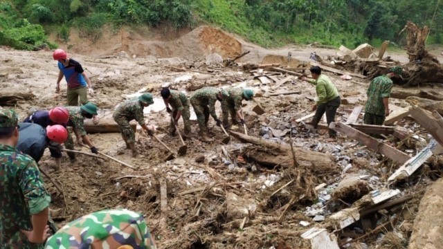 Mưa bão, ngập lụt, sạt lở nghiêm trọng ở miền Trung. Trong ảnh: Lực lượng chức năng tích cực ngày đêm tìm kiếm người mất tích trong vụ sạt lở kinh hoàng do mưa lũ ở thôn 1, xã Trà Leng, tỉnh Quảng Nam. (Ảnh: TTXVN)