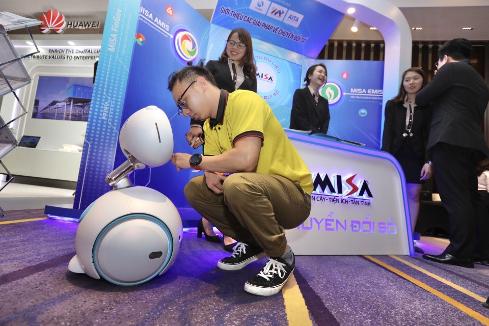 Bước đột phá trong chương trình chuyển đổi số quốc gia. Trong ảnh: Diễn đàn Cấp cao Công nghệ Thông tin-Truyền thông - Ngày Chuyển đổi số Việt Nam 2020 với chủ đề “Chuyển đổi số quốc gia: Chia sẻ và Kết nối.” (Ảnh: TTXVN)