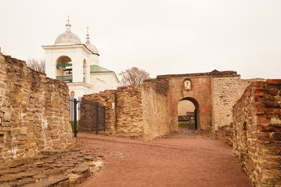 Pháo đài tại Izborsk còn tồn tại hiện nay được xây dựng vào thế kỷ 14. (Ảnh: Duy Trinh/TTXVN)