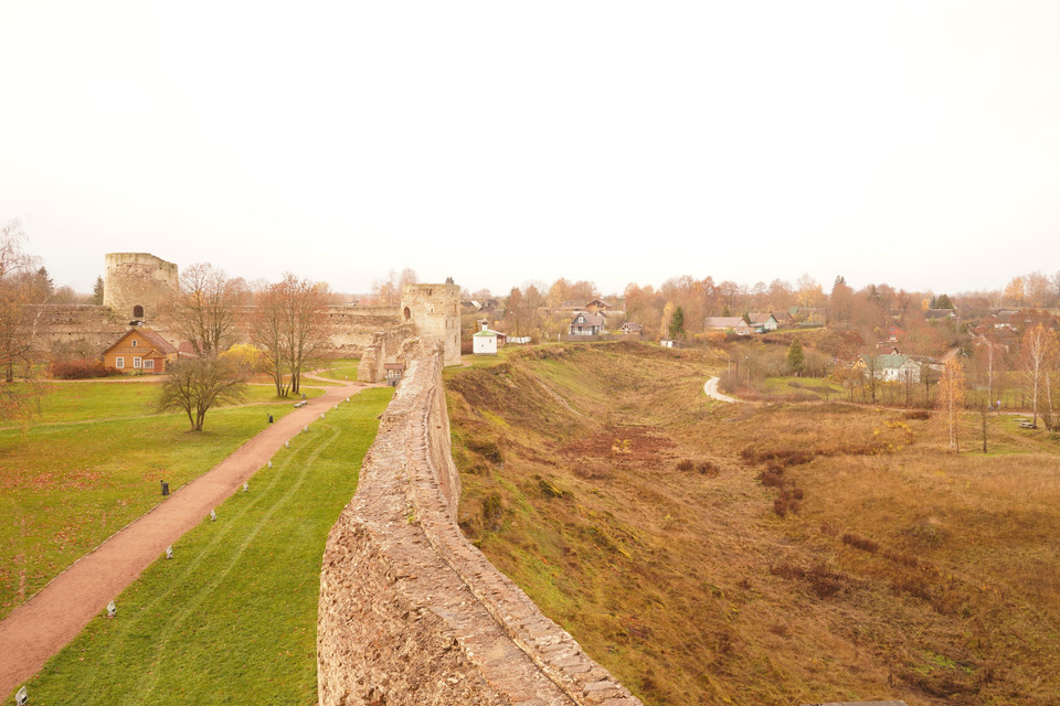 Chiều dài tường thành là 850m với 7 tháp canh, từ đây có thể ngắm cảnh tuyệt đẹp của thung lũng Izborsko-Malskaya. (Ảnh: Duy Trinh/TTXVN)