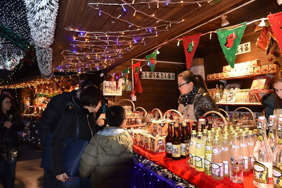 Khách thăm quan tìm mua các loại bánh ngọt đặc sản của Pháp. (Ảnh: Tường Thu/Vietnam+)