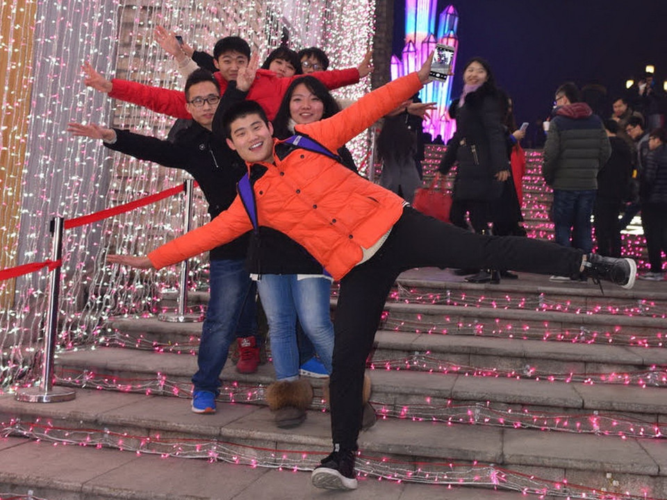 Tạo dáng để ghi lại khoảnh khắc vui vẻ. (Ảnh: Tường Thu/Vietnam+)