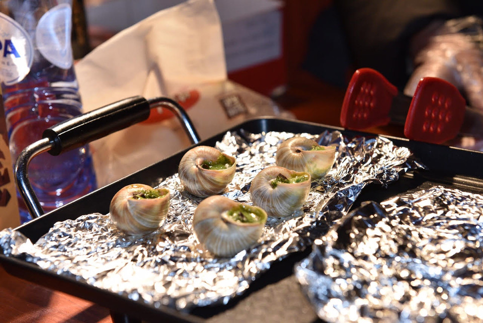 Món ốc nướng phomai là một trong nhiều đặc sản của Pháp được giới thiệu tại chợ Giáng sinh năm nay. (Ảnh: Tường Thu/Vietnam+)