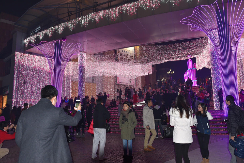 Đối với các bạn trẻ Trung Quốc, Noel là ngày lễ tình nhân thứ 2 trong năm. (Ảnh: Tường Thu/Vietnam+)