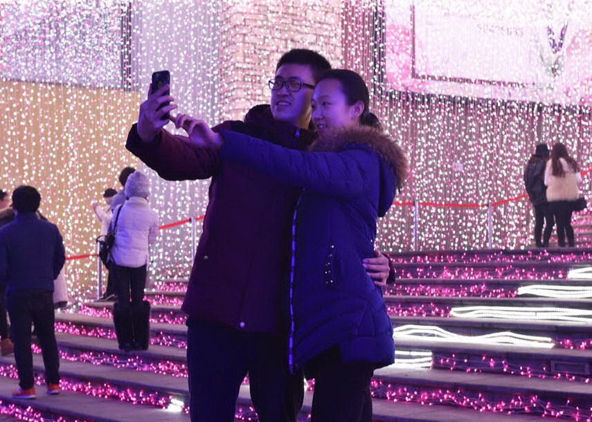 Đối với các bạn trẻ Trung Quốc, Noel là ngày lễ tình nhân thứ 2 trong năm. (Ảnh: Tường Thu/Vietnam+)