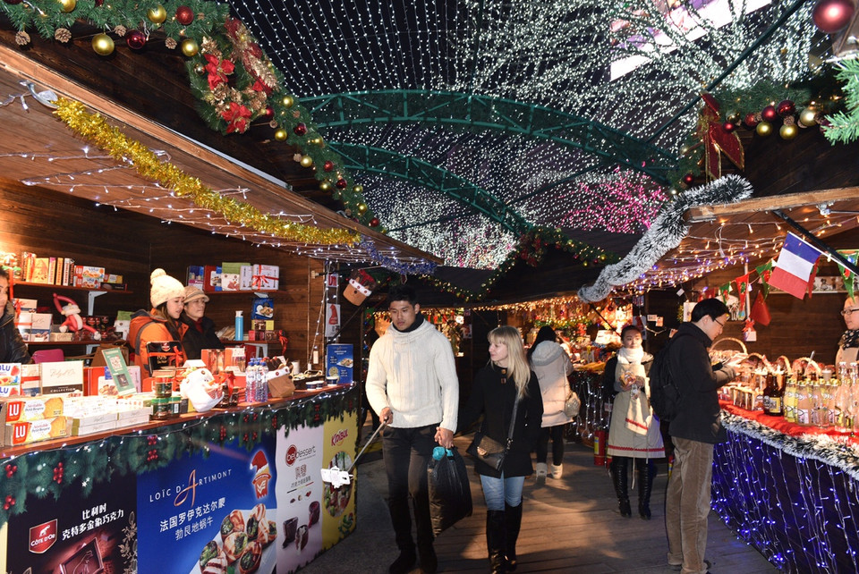 Các bạn trẻ nước ngoài không bỏ lỡ cơ hội được đi chợ Giáng sinh ở Bắc Kinh. (Ảnh: Tường Thu/Vietnam+)